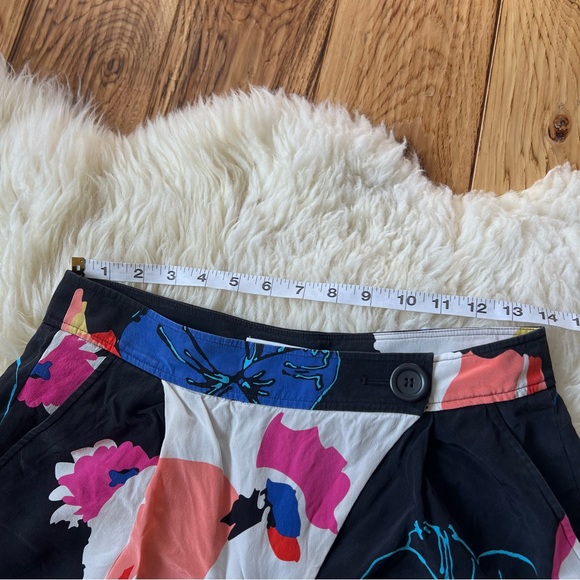 Toni Bold Patterned Silk Shorts Size 4 - Picture 4 of 6